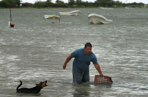 Σε τροπική καταιγίδα υποβαθμίστηκε ο κυκλώνας Άλεξ, κινείται πλέον στο Μεξικό