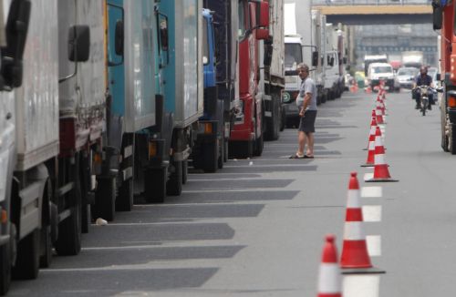 Εμμένει η κυβέρνηση στα οφέλη από την απελευθέρωση των μεταφορών