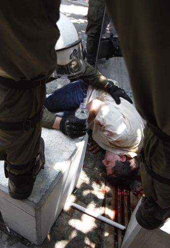 Περίεργο περιστατικό με έναν τραυματία στην οδό Σίνα στο τέλος της πορείας