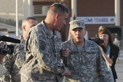 Κάλεσμα για ενότητα στην επίσημη πρώτη του στρατηγού Πετρέους στο Αφγανιστάν