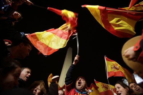 Δύο νεκροί και τουλάχιστον 100 τραυματίες στους πανηγυρισμούς των Ισπανών