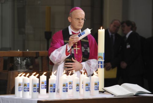 Επιμνημόσυνη δέηση για τους 21 νεκρούς του Love Parade στη Γερμανία