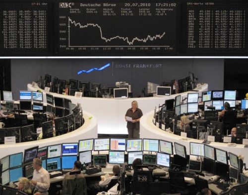 Στο κόκκινο οι ευρωπαϊκές αγορές την Τρίτη, με άνοδο έκλεισε τελικά η Γουόλ Στριτ