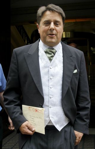 Απαγόρευση εισόδου στο Μπάκινχαμ για τον αρχηγό του ακροδεξιού κόμματος BNP