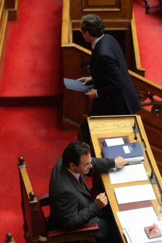 Αντιπαράθεση κυβέρνησης-ΝΔ στη Βουλή με φόντο το ασφαλιστικό του Δημοσίου