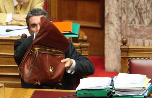 Υψηλοί τόνοι στη Βουλή λίγο πριν την ονομαστική ψηφοφορία για το Ασφαλιστικό