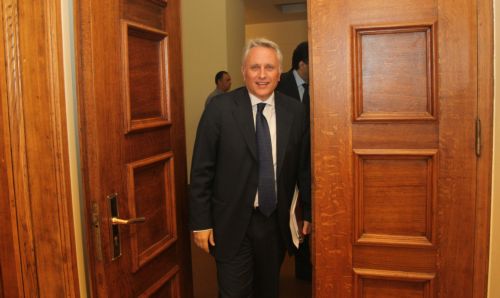 Στα υπουργεία Εσωτερικών και Αμυνας το κλιμάκιο της τρόικας