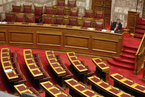 Διαψεύδει και πάλι η κυβέρνηση τα σενάρια πρόωρων εκλογών