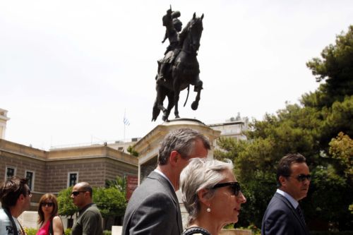 Με σημειώσεις για κλειστά επαγγέλματα, ΔΕΚΟ και τράπεζες αρχίζει ο νέος έλεγχος της τρόικας