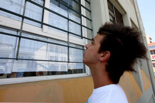 Στα λύκεια όλης της χώρας τα αποτελέσματα των Πανελλαδικών Εξετάσεων
