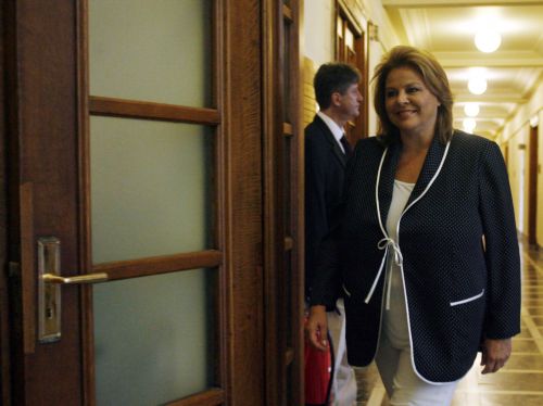 «Καθαρές τιμές» στα ράφια των σούπερ μάρκετ προωθεί η υπουργός Οικονομίας