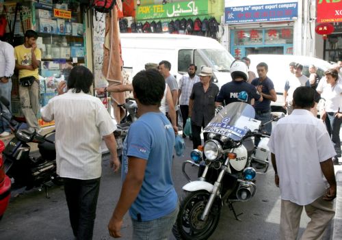 «Προστασία» ή ρατσισμό βλέπουν οι αστυνομικοί πίσω από τις επιθέσεις στον Αγ.Παντελεήμονα