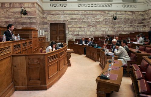 Αντιπολιτευτικά πυρά και κυβερνητικές ενστάσεις δέχεται το ασφαλιστικό των δημοσίων υπαλλήλων