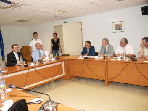 Την ασφάλιση των ναυτικών συζήτησαν η ΠΝΟ με Χρυσοχοϊδη-Κουτρουμάνη