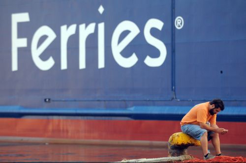 Μισός μισθός για τα εισιτήρια των διακοπών στα νησιά