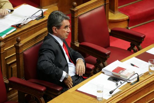 Στη Βουλή μεταφέρθηκε η αντιπαράθεση για την παρέμβαση στις αποφάσεις της Διαιτησίας