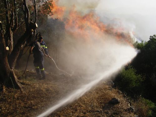 Μεγάλη πυρκαγιά μαίνεται, με συνεχείς αναζωπυρώσεις, στη Σάμο