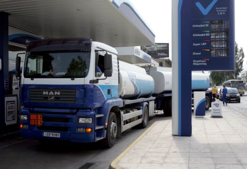 Επιστρατεύτηκαν οι απεργοί ιδιοκτήτες βυτιοφόρων και φορτηγών