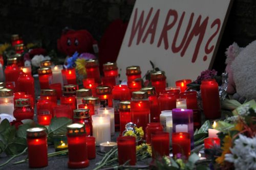 Μουδιασμένη η Γερμανία αναζητά ευθύνες για την τραγωδία στο Love Parade