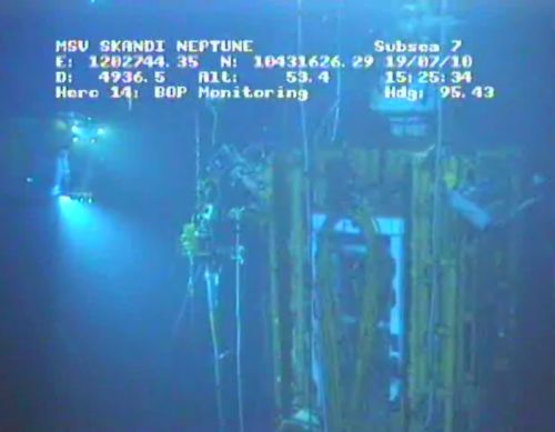 Για ένα 24ωρο ακόμη κρατά κλειστό η BP το κάλυμμα στη διαρροή πετρελαίου