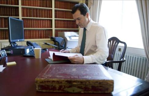 Ακόμη μεγαλύτερες περικοπές στις κρατικές δαπάνες σχεδιάζει η Βρετανία