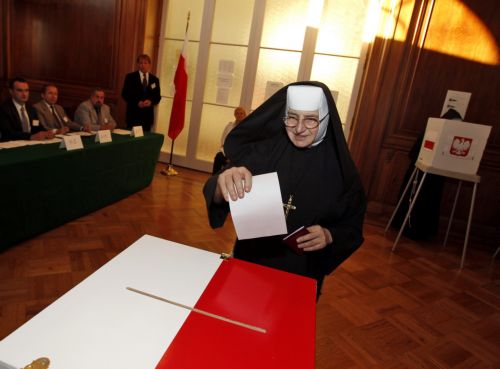 Κάλπες για το δεύτερο γύρο των προεδρικών εκλογών στην Πολωνία