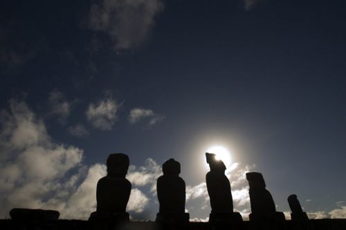 Ολική έκλειψη Ηλίου προσελκύει χιλιάδες στο Νησί του Πάσχα