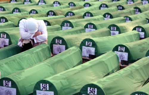 Τελετές για την 15η επέτειο από τη γενοκτονία στη Σρμπρένιτσα της Βοσνίας