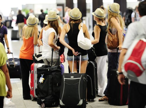 Στον αέρα 16 χιλιάδες τουρίστες μετά την κατάρρευση βρετανικής εταιρείας ταξιδιών