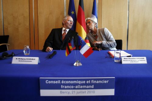 Μέτωπο Βερολίνου-Παρισιού για τις ποινές στους «απείθαρχους» της Ευρωζώνης