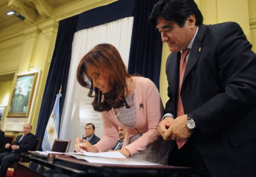 Νόμιμοι οι γάμοι ομοφύλων με την υπογραφή της προέδρου της Αργεντινής