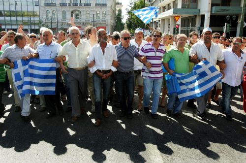 Συνεχίζουν την απεργία οι βυτιοφορείς, με κυρώσεις προειδοποιεί η κυβέρνηση