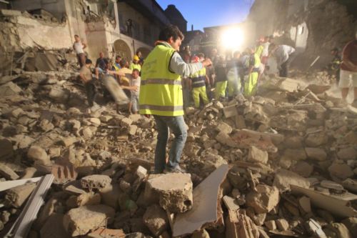 Επτά αγνοούμενοι από κατάρρευση κτιρίου στη Νάπολη