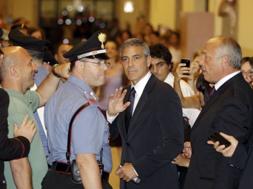 Σκηνικό χολιγουντιανής ταινίας δικαστήριο του Μιλάνου, όπου κατέθεσε ο Τζ.Κλούνεϊ