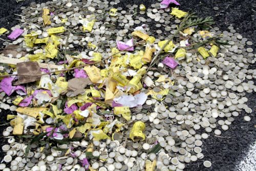 Πανζουρλισμός στην Ιταλία μετά την ανατροπή φορτηγού με κέρματα