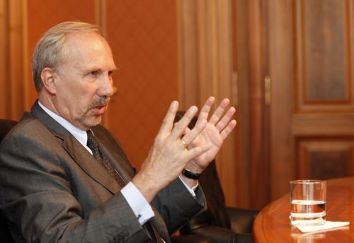 Νωρίς για απόσυρση μέτρων στήριξης παρά την ομαλοποιηση των αγορών, λέει στέλεχος της ΕΚΤ