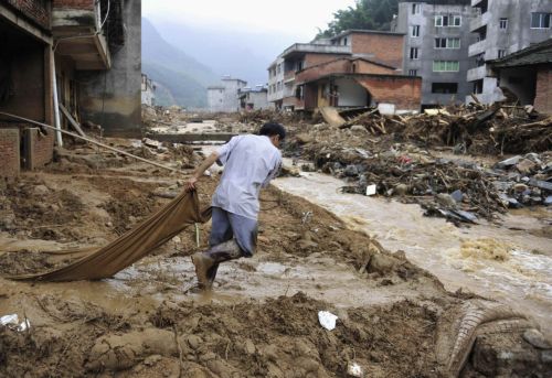 Νεκρούς από πλημμύρες και κατολισθήσεις συνεχίζει να μετρά η Κίνα