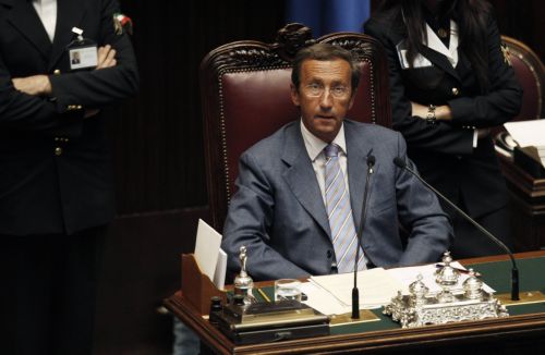 Απορρίπτει ο Μπερλουσκόνι την προσφορά «ανακωχής» του Τζιανφράνκο Φίνι