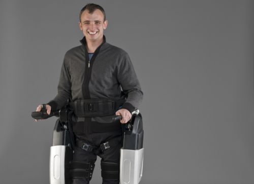 «Βιονικός» εξωσκελετός επιτρέπει σε παραπληγικό να ξαναπερπατήσει