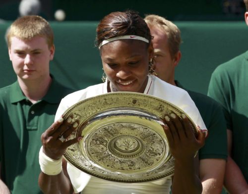 «Βασίλισσα» Σερίνα στο Γουίμπλεντον με 2-0 σετ επί της Ζβονάρεβα