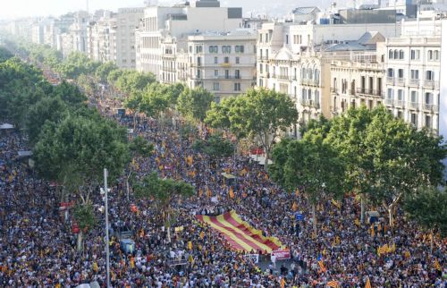 Ογκώδης διαδήλωση υπέρ ευρύτερης αυτονομίας της Καταλονίας