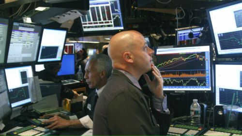 Μεικτά πρόσημα στις ευρωπαϊκές αγορές την Παρασκευή, μικρή πτώση στη Γουόλ Στριτ