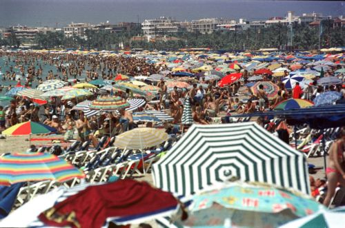 Μερική προστασία από τις υπεριώδεις ακτίνες του ήλιου, προσφέρουν οι ομπρέλες στην παραλία