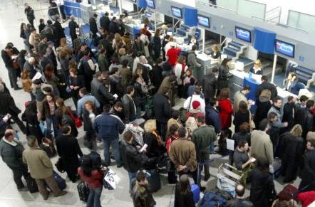 Στις πατρίδες τους επιστρέφουν εκατοντάδες ταξιδιώτες βρετανικής εταιρείας