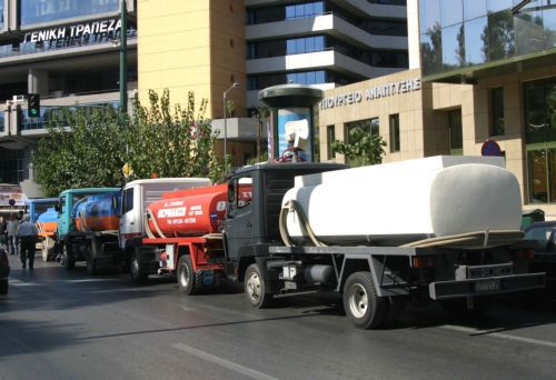 Σε απεργία διαρκείας από τη Δευτέρα οι οδηγοί φορτηγών και βυτιοφόρων