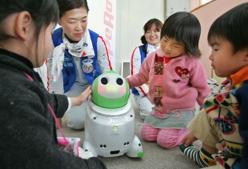 Ρομπότ-νταντάδες παίζουν με τα παιδιά και αλλάζουν πάνες