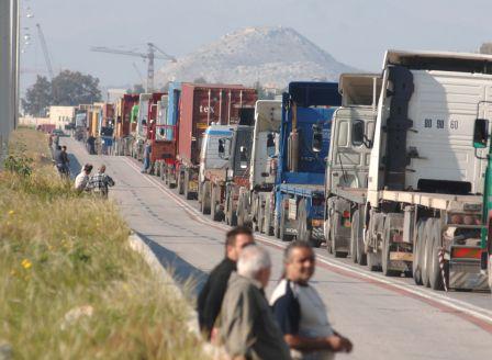 «Χειρόφρενο» τραβούν τη Δευτέρα οι οδηγοί φορτηγών και βυτιοφόρων