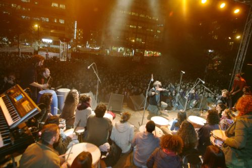 Μουσικό «παρών» από καλλιτέχνες στο Σύνταγμα ενάντια στην οικονομική πολιτική