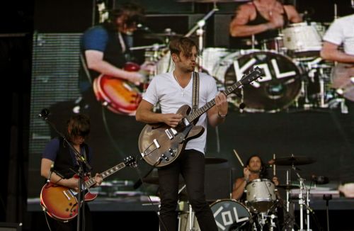 Διέκοψαν συναυλία λόγω… περιστεριών οι Kings of Leon