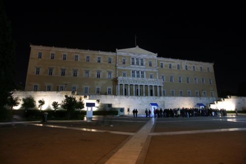 Με αναφορές στην οικονομική κρίση τα μηνύματα για την αποκατάσταση της Δημοκρατίας